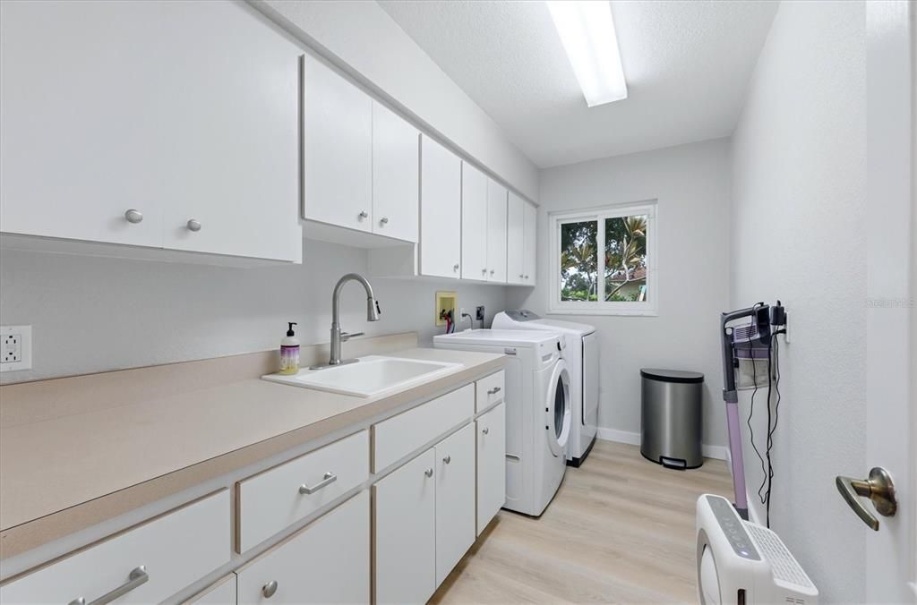 En Venta: $699,950 (5 camas, 3 baños, 2904 Pies cuadrados)