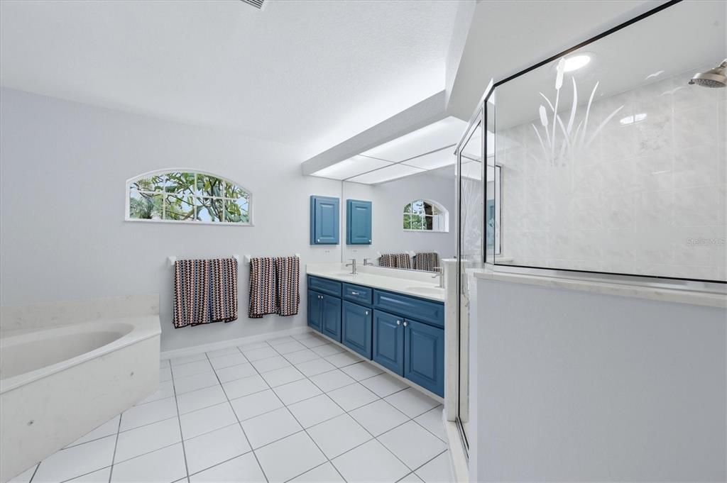 En Venta: $699,950 (5 camas, 3 baños, 2904 Pies cuadrados)