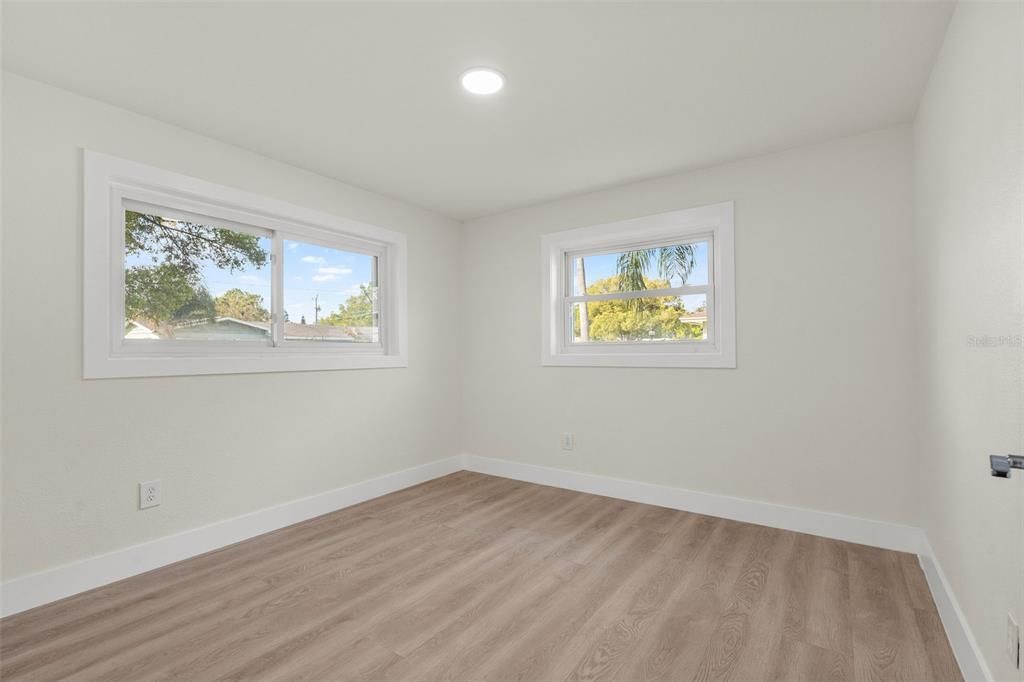 For Rent: $3,999 (5 beds, 2 baths, 1916 Square Feet)