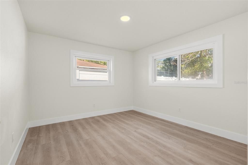 For Rent: $3,999 (5 beds, 2 baths, 1916 Square Feet)