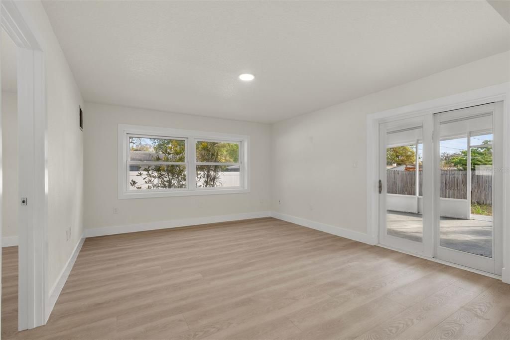 For Rent: $3,999 (5 beds, 2 baths, 1916 Square Feet)