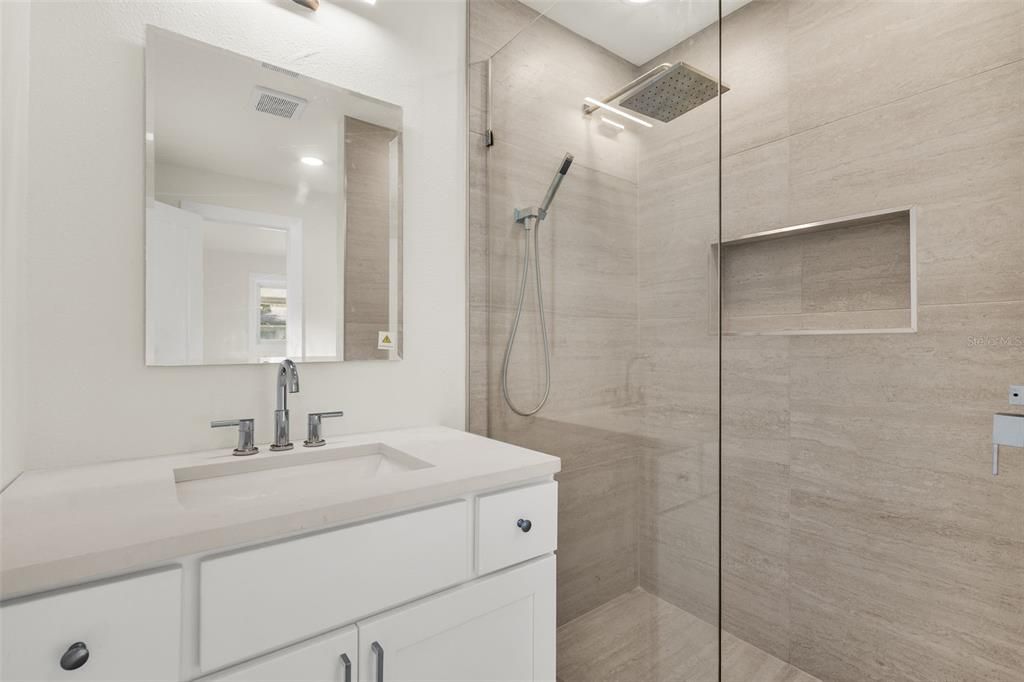 For Rent: $3,999 (5 beds, 2 baths, 1916 Square Feet)