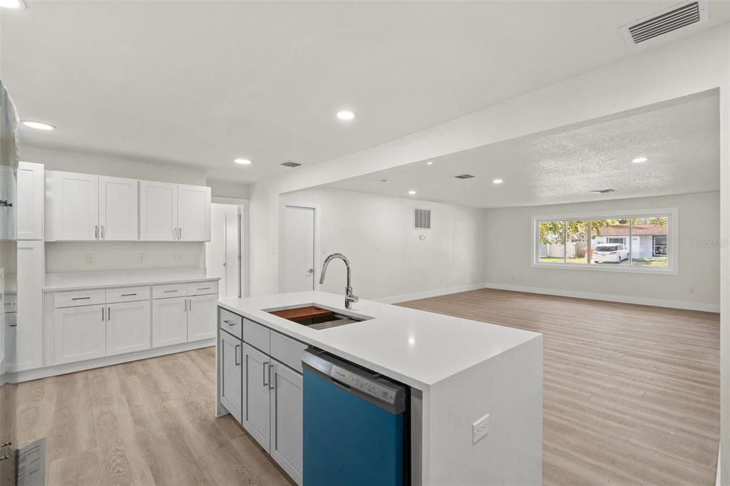 For Rent: $3,999 (5 beds, 2 baths, 1916 Square Feet)