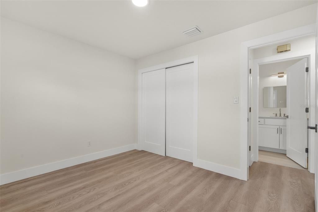 For Rent: $3,999 (5 beds, 2 baths, 1916 Square Feet)