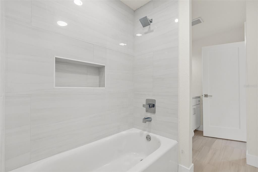 For Rent: $3,999 (5 beds, 2 baths, 1916 Square Feet)
