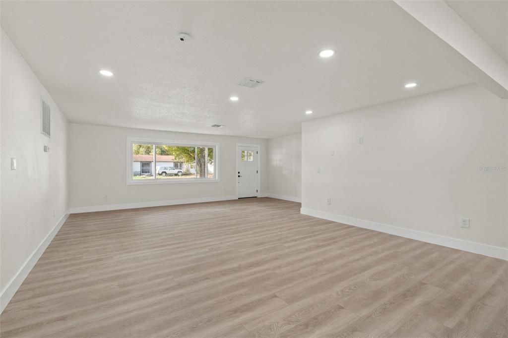 For Rent: $3,999 (5 beds, 2 baths, 1916 Square Feet)