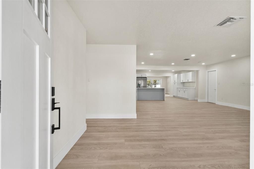 For Rent: $3,999 (5 beds, 2 baths, 1916 Square Feet)