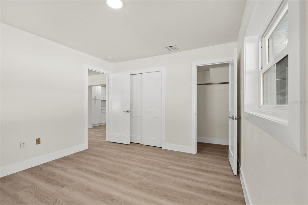 For Rent: $3,999 (5 beds, 2 baths, 1916 Square Feet)