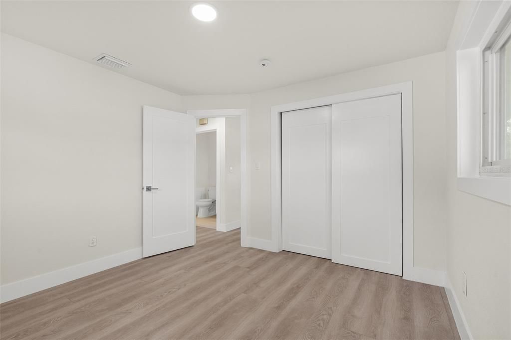 For Rent: $3,999 (5 beds, 2 baths, 1916 Square Feet)
