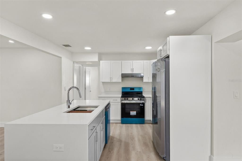 For Rent: $3,999 (5 beds, 2 baths, 1916 Square Feet)