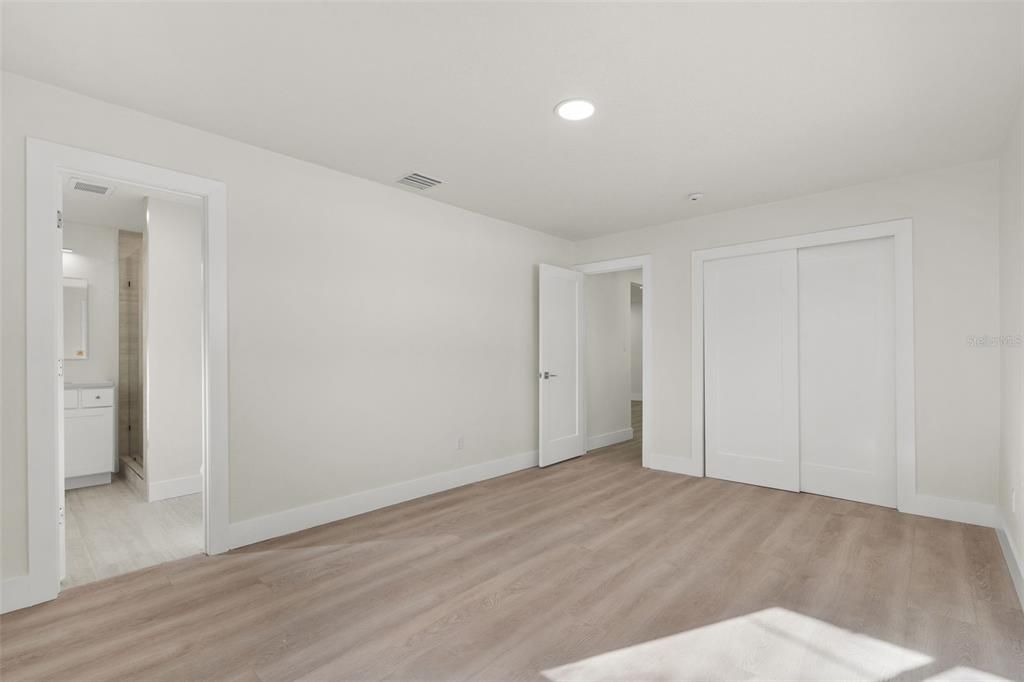 For Rent: $3,999 (5 beds, 2 baths, 1916 Square Feet)