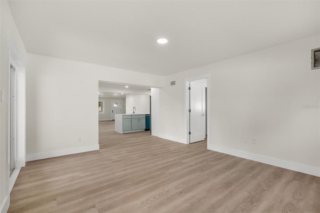 For Rent: $3,999 (5 beds, 2 baths, 1916 Square Feet)