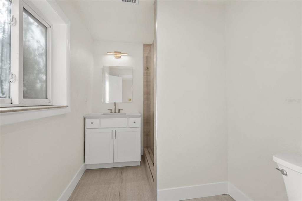 For Rent: $3,999 (5 beds, 2 baths, 1916 Square Feet)