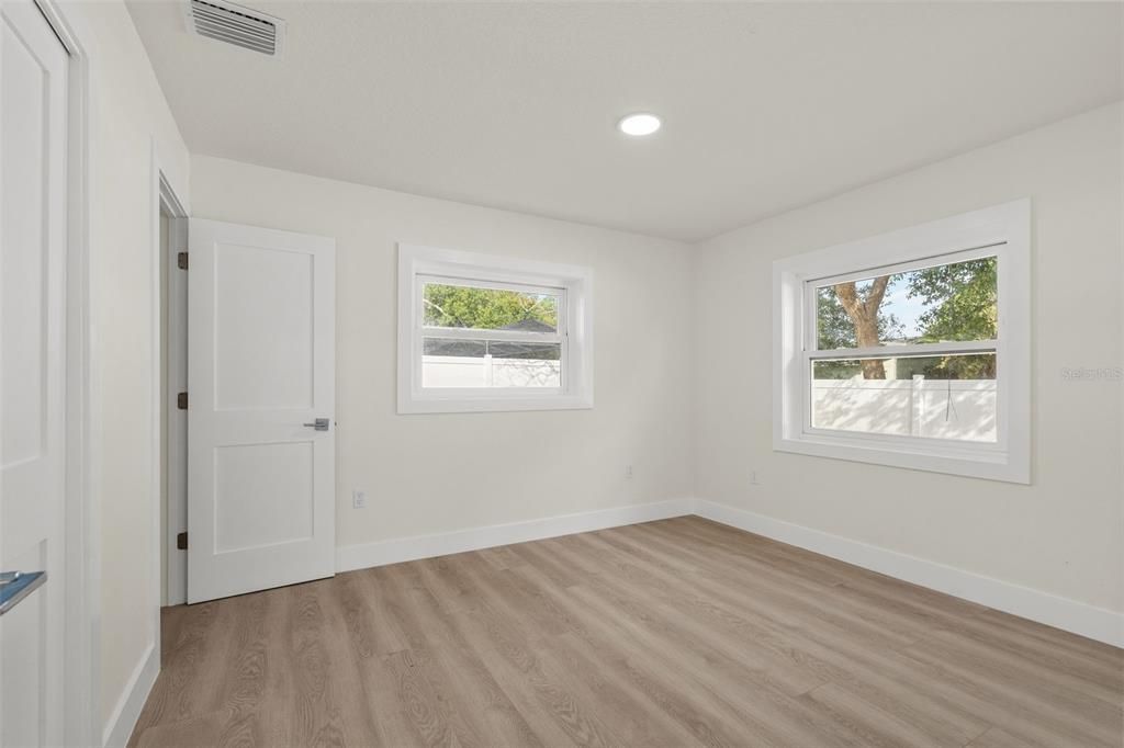 For Rent: $3,999 (5 beds, 2 baths, 1916 Square Feet)