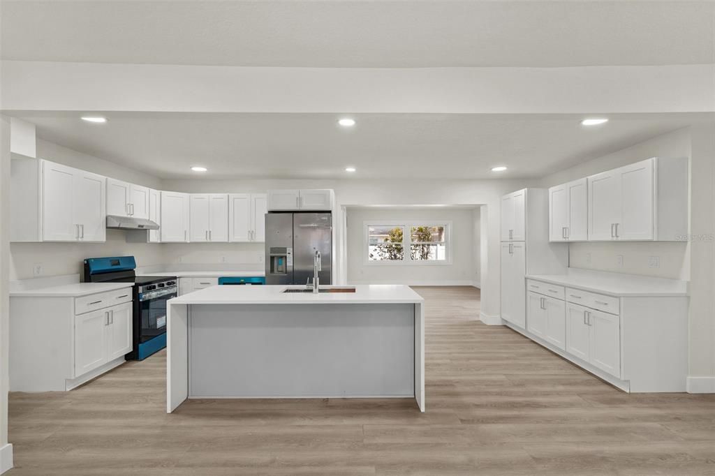 For Rent: $3,999 (5 beds, 2 baths, 1916 Square Feet)