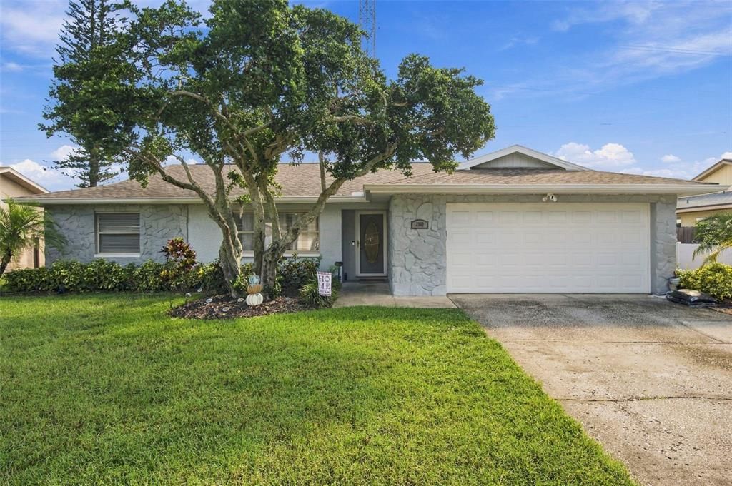 For Sale: $549,900 (3 beds, 2 baths, 1605 Square Feet)