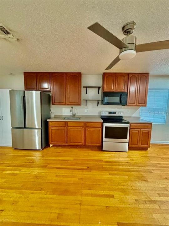 For Rent: $1,700 (2 beds, 1 baths, 1422 Square Feet)
