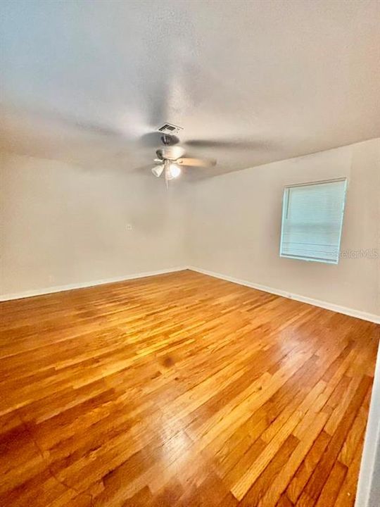 For Rent: $1,700 (2 beds, 1 baths, 1422 Square Feet)
