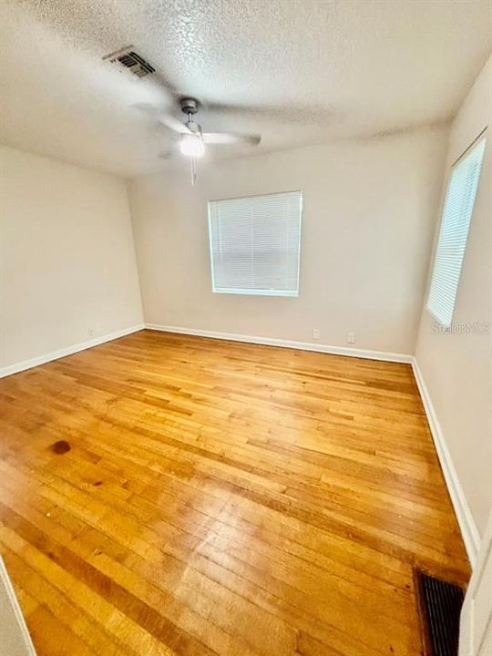 For Rent: $1,700 (2 beds, 1 baths, 1422 Square Feet)