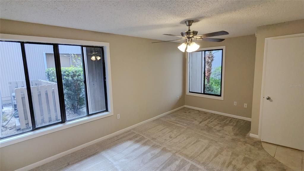 For Sale: $169,000 (1 beds, 1 baths, 963 Square Feet)