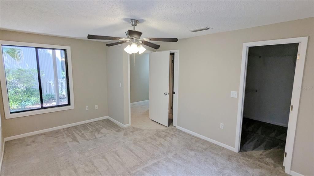 For Sale: $169,000 (1 beds, 1 baths, 963 Square Feet)