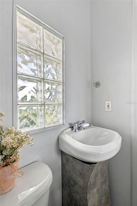 For Sale: $267,950 (2 beds, 1 baths, 1383 Square Feet)