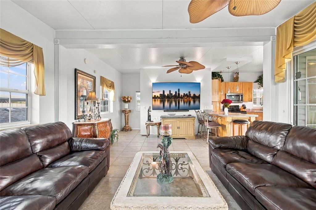 For Sale: $267,950 (2 beds, 1 baths, 1383 Square Feet)