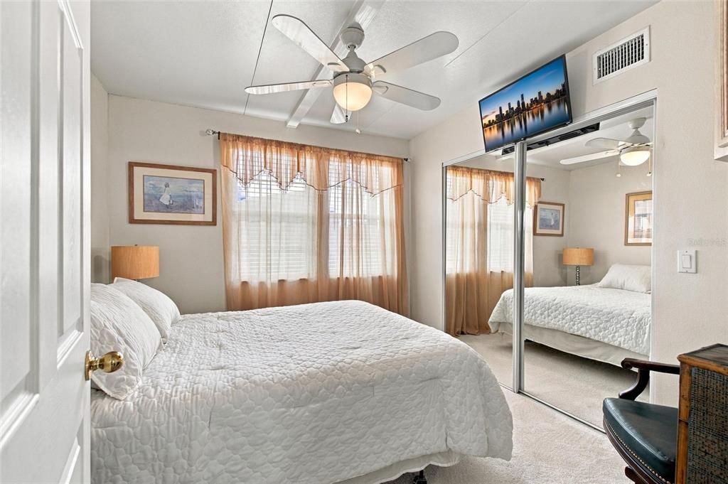 For Sale: $267,950 (2 beds, 1 baths, 1383 Square Feet)
