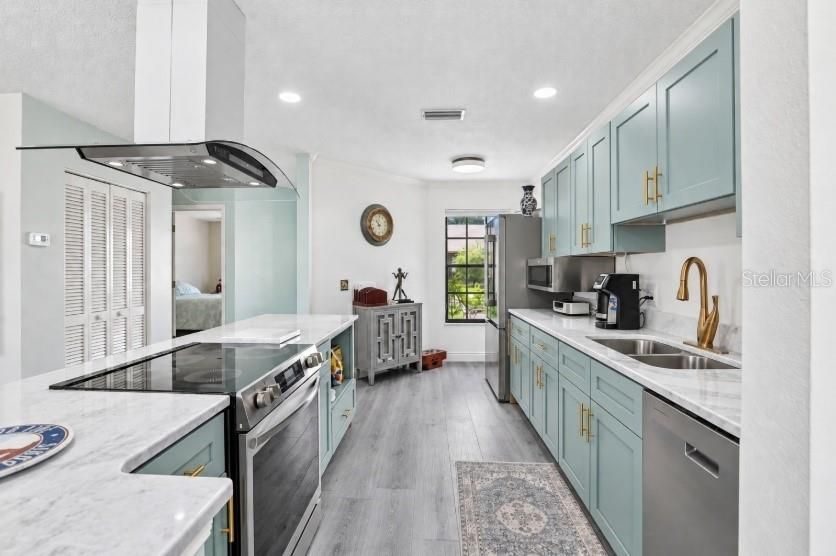 For Sale: $245,000 (2 beds, 2 baths, 1090 Square Feet)