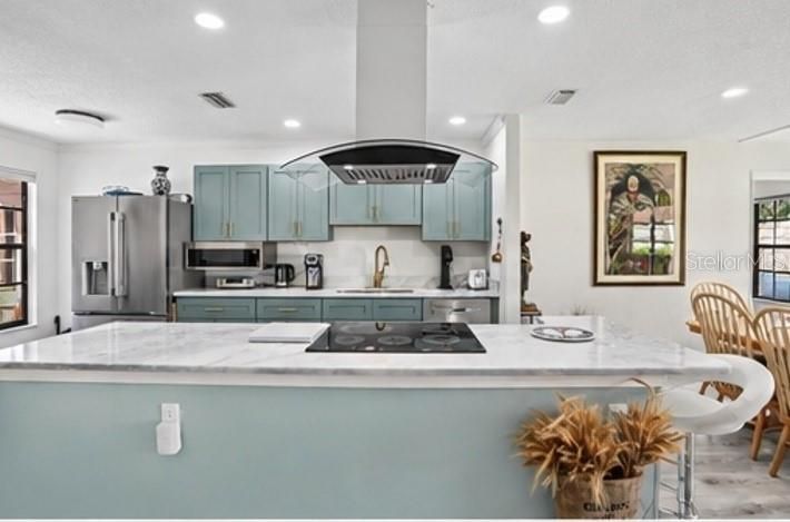For Sale: $245,000 (2 beds, 2 baths, 1090 Square Feet)
