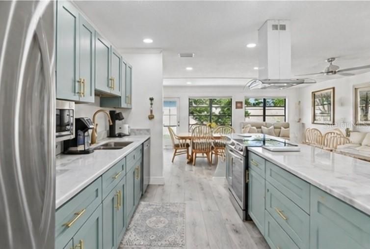 For Sale: $245,000 (2 beds, 2 baths, 1090 Square Feet)
