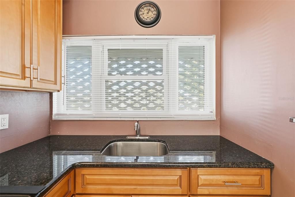 For Sale: $325,000 (1 beds, 1 baths, 675 Square Feet)