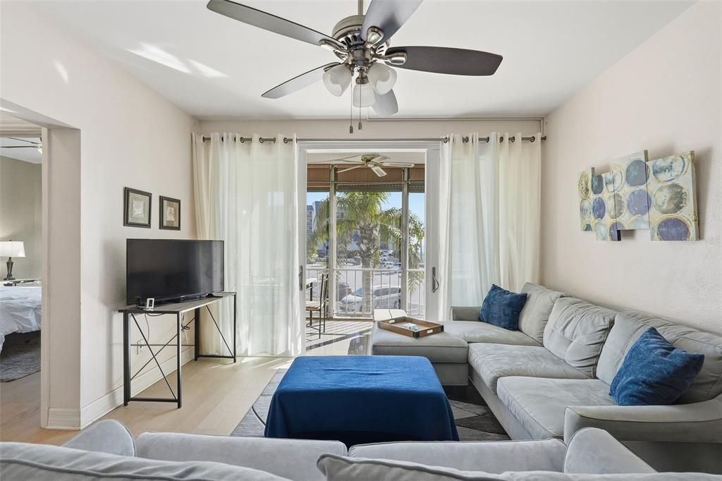 For Sale: $325,000 (1 beds, 1 baths, 675 Square Feet)