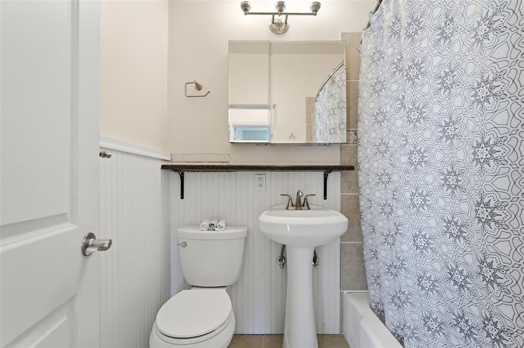 For Sale: $325,000 (1 beds, 1 baths, 675 Square Feet)