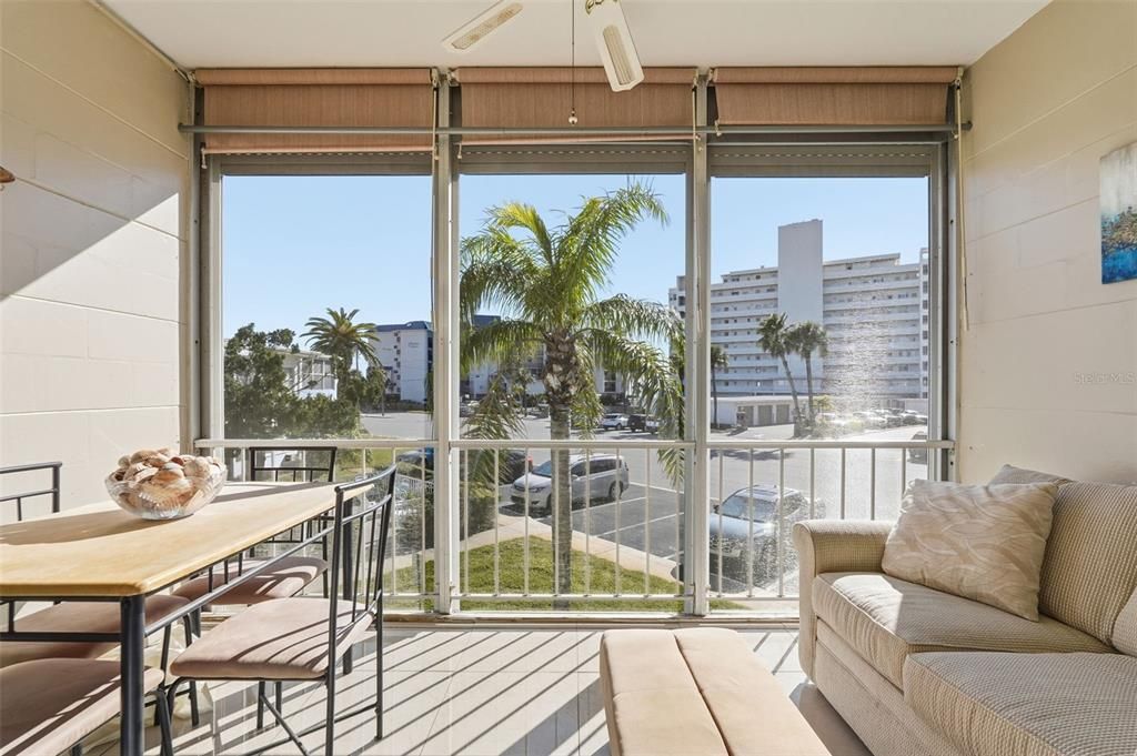 For Sale: $325,000 (1 beds, 1 baths, 675 Square Feet)