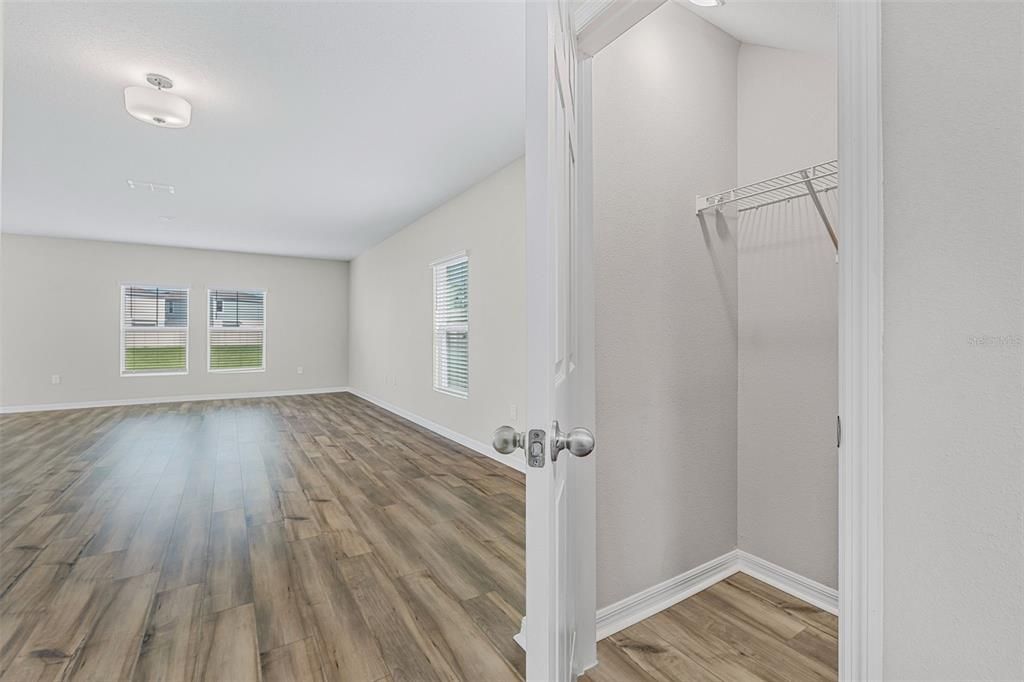For Sale: $465,000 (5 beds, 3 baths, 2453 Square Feet)