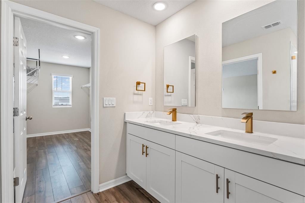 For Sale: $465,000 (5 beds, 3 baths, 2453 Square Feet)
