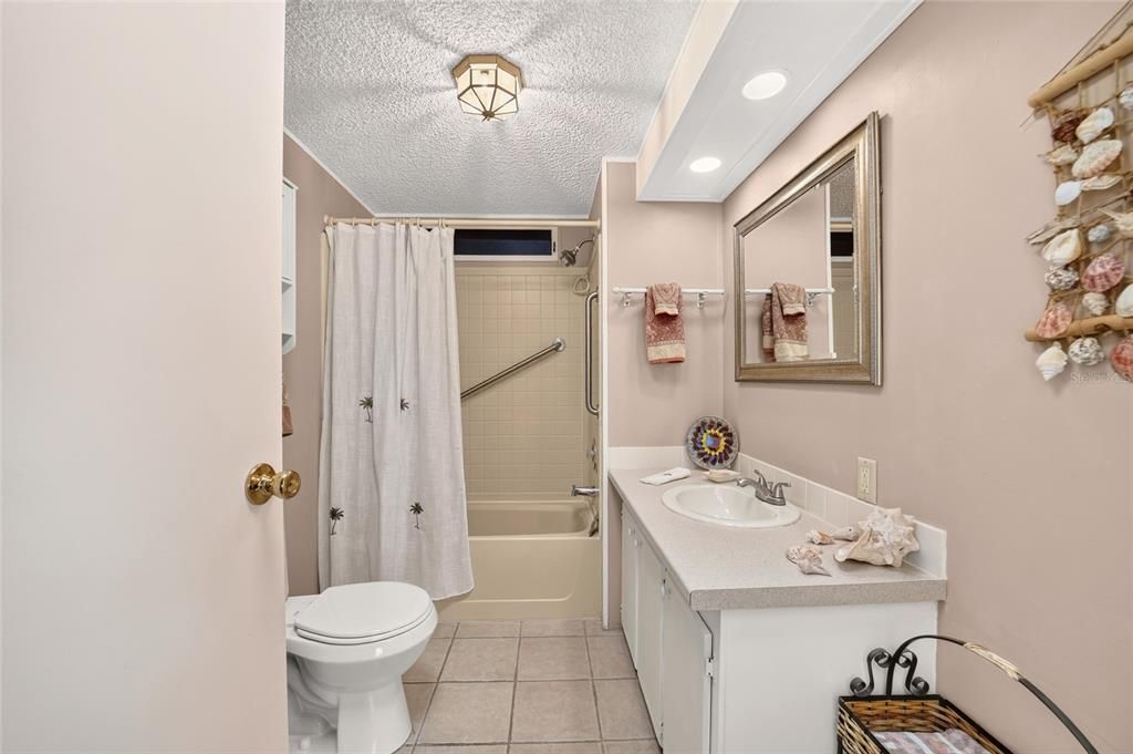 待售: $205,000 (2 贝兹, 2 浴室, 1344 平方英尺)
