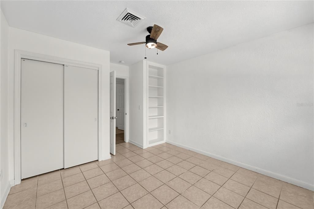 На продажу: $359,900 (5 спален, 2 ванн, 2104 Квадратных фут)
