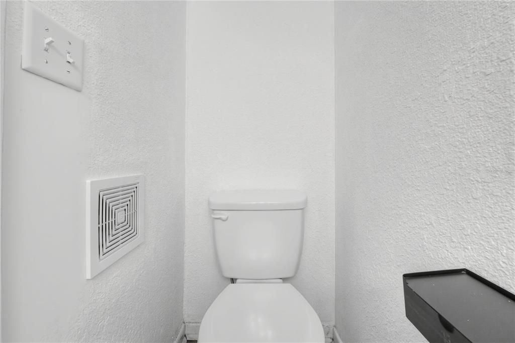 На продажу: $359,900 (5 спален, 2 ванн, 2104 Квадратных фут)