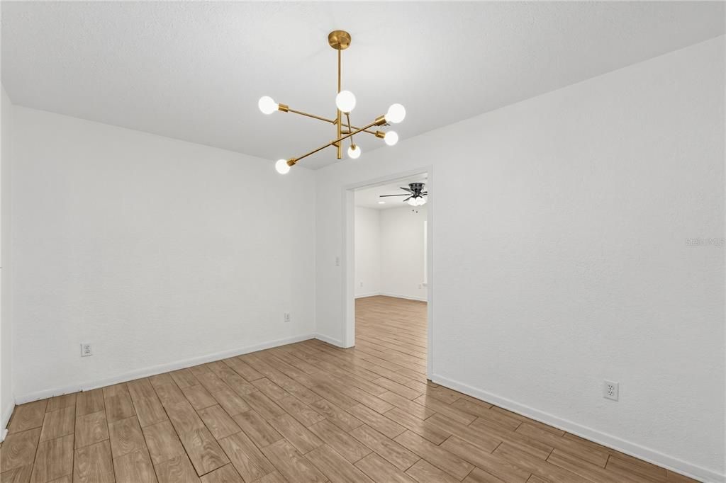 На продажу: $359,900 (5 спален, 2 ванн, 2104 Квадратных фут)