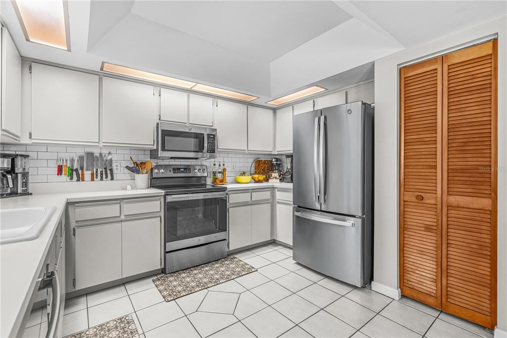 For Sale: $299,900 (2 beds, 2 baths, 1337 Square Feet)
