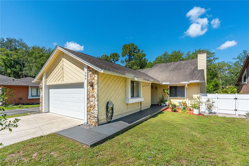 For Sale: $299,900 (2 beds, 2 baths, 1337 Square Feet)