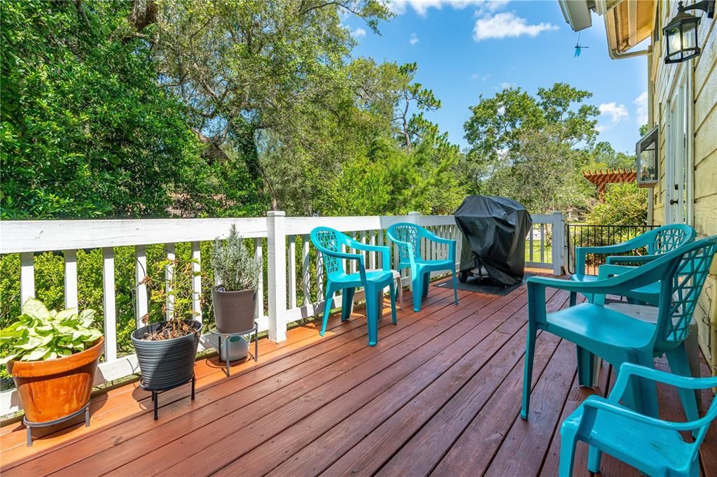 For Sale: $299,900 (2 beds, 2 baths, 1337 Square Feet)