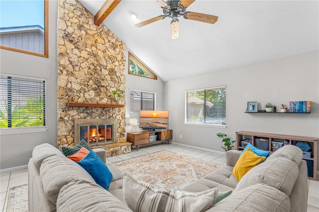 For Sale: $299,900 (2 beds, 2 baths, 1337 Square Feet)