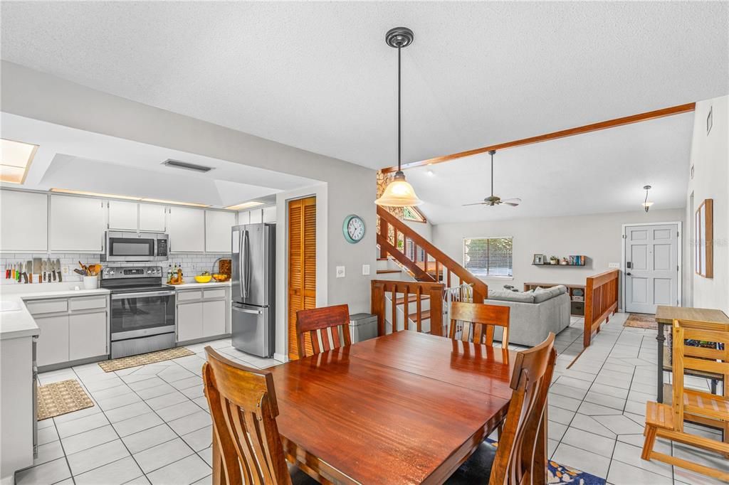 For Sale: $299,900 (2 beds, 2 baths, 1337 Square Feet)