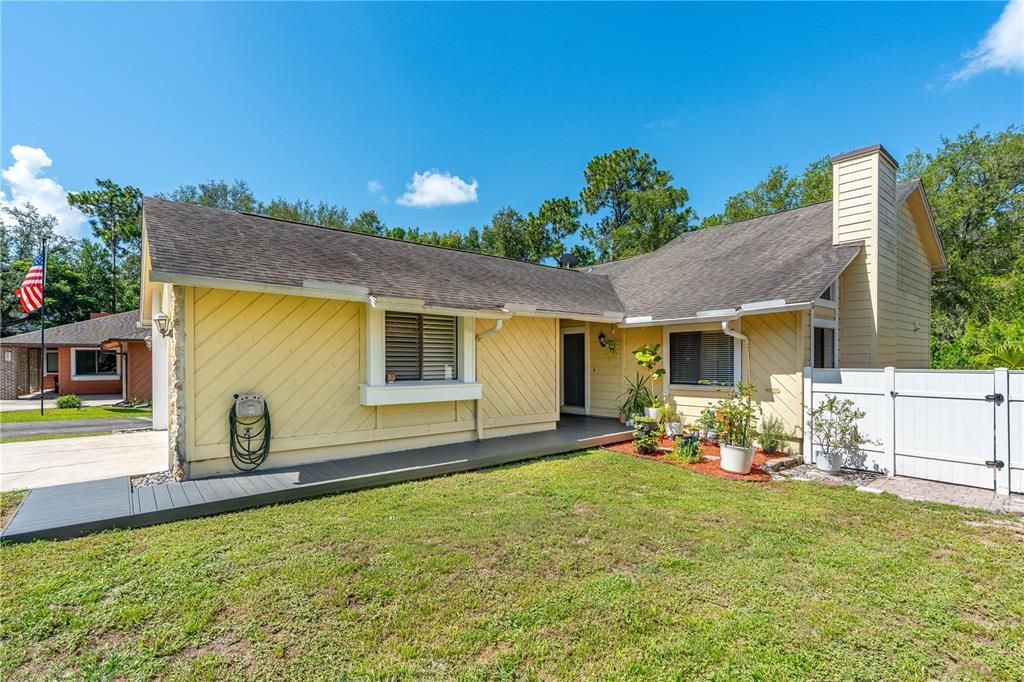 For Sale: $299,900 (2 beds, 2 baths, 1337 Square Feet)