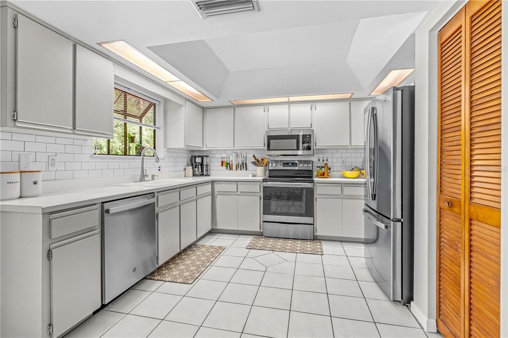 For Sale: $299,900 (2 beds, 2 baths, 1337 Square Feet)