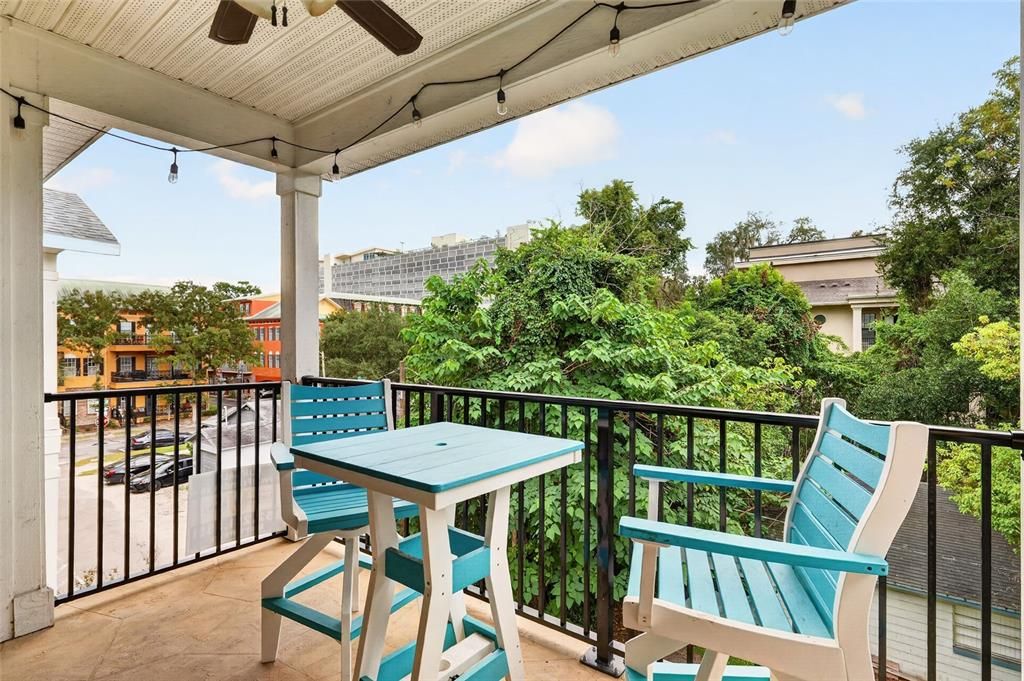 For Sale: $335,000 (2 beds, 2 baths, 837 Square Feet)