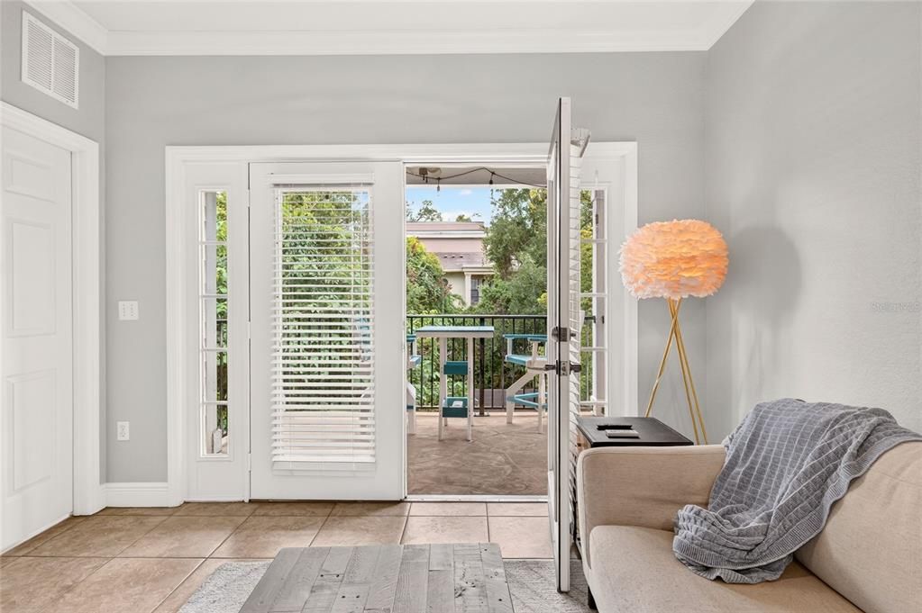 For Sale: $335,000 (2 beds, 2 baths, 837 Square Feet)